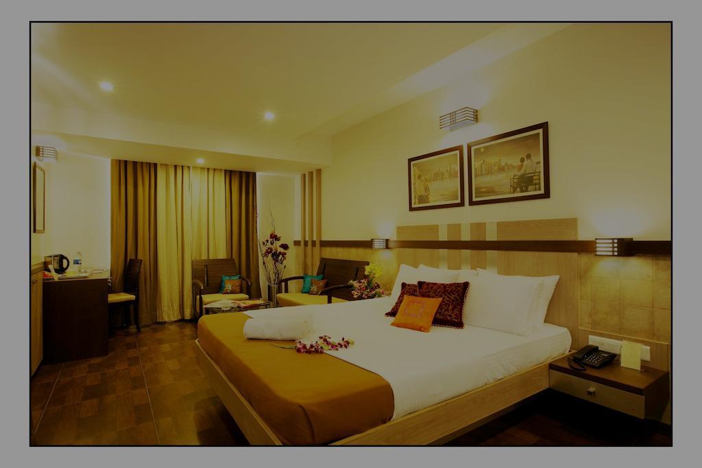 Hotel Utsav Deluxe Pune Room photo