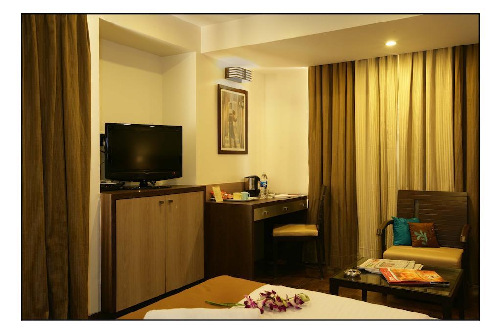 Hotel Utsav Deluxe Pune Room photo